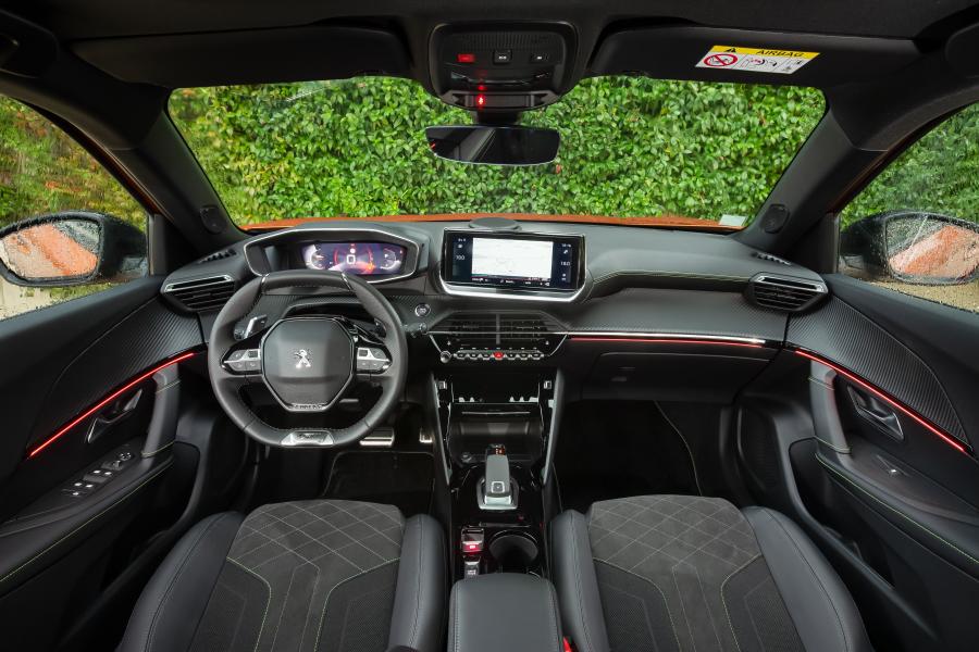 Торпедо Peugeot 2008 GT 2019 года  (WW) (фото 24 из 45)